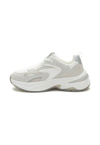 Hvide sneakers med grå ruskindsdetaljer, mesh-paneler og en tekstureret gummisål. Har snørebånd og en træksløjfe på hælen.