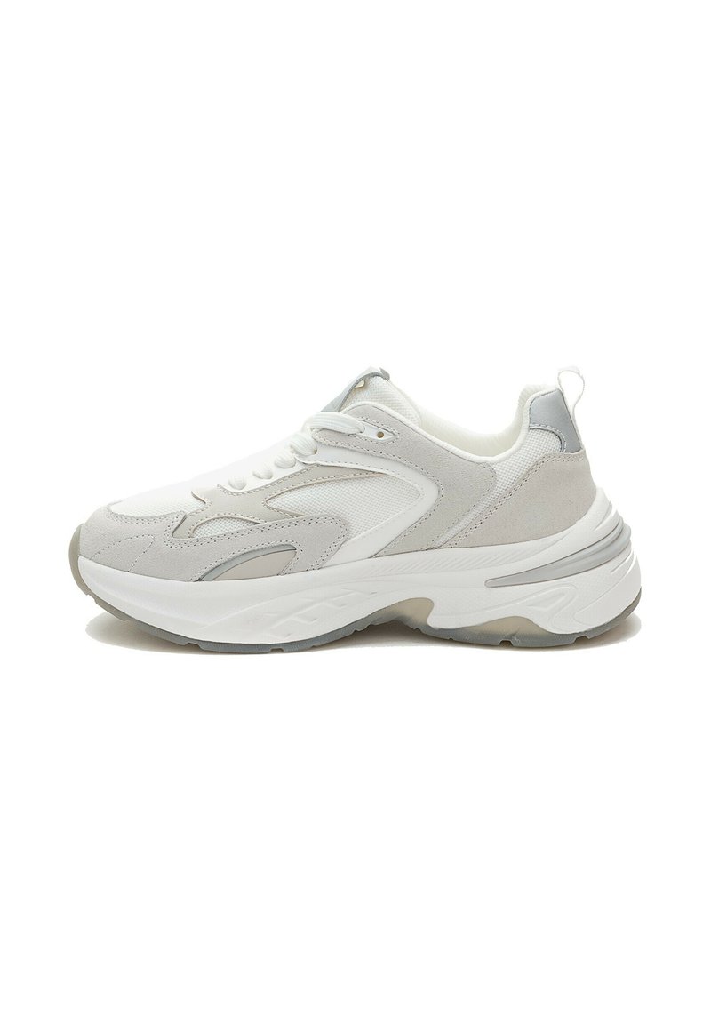 Hvide sneakers med grå ruskindsdetaljer, mesh-paneler og en tekstureret gummisål. Har snørebånd og en træksløjfe på hælen.
