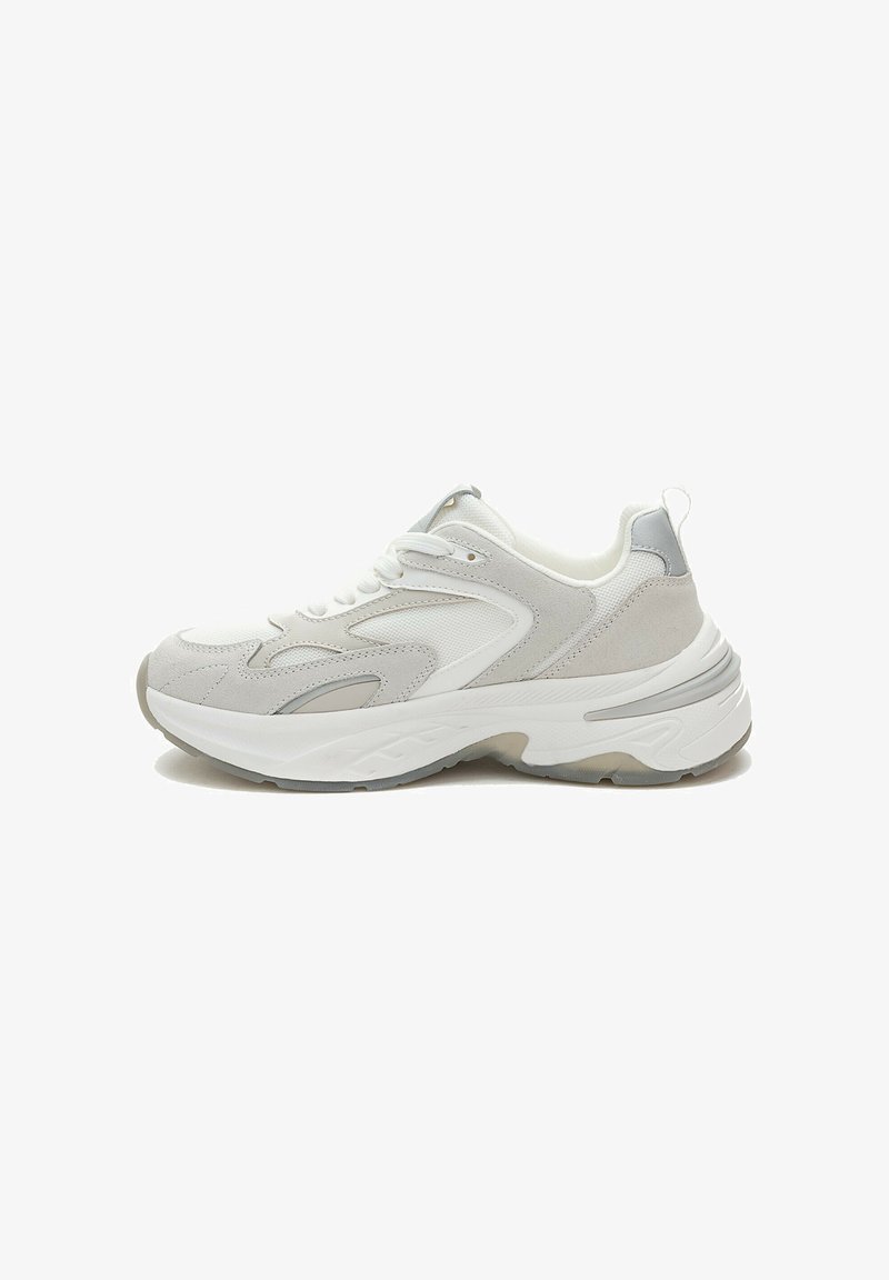 Weißer Sneaker mit grauen Wildlederelementen, Netzpaneelen und einer strukturierten Gummisohle. Verfügt über Schnürsenkel und eine Zuglasche an der Ferse.