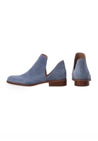 Suede Slippers in Hellblau mit einem niedrigen, braunen Holzabsatz. Verfügt über ausgeschnittene Seiten und eine glatte Textur. Minimalistisches Design.