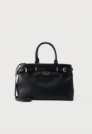 Fekete bőrből készült kézitáska felső fogantyúkkal, állítható oldalszíjakkal arany csatokkal és arany "REPLAY since 1981" logóval az elején.