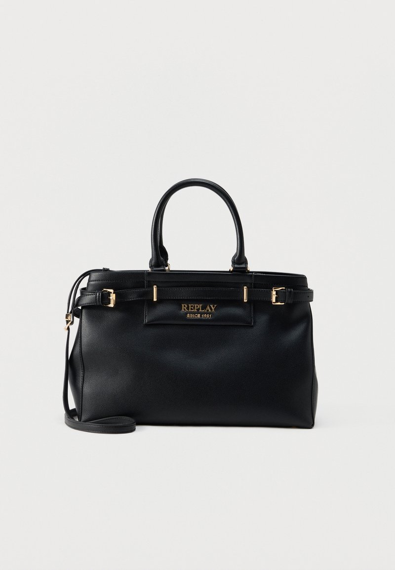 Μαύρη δερμάτινη τσάντα με επάνω λαβές, ρυθμιζόμενους πλευρικούς ιμάντες με χρυσές αγκράφες και χρυσό λογότυπο "REPLAY since 1981" στο μπροστινό μέρος.