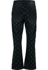 Melni platā leņķa džinsi ar quilted rakstu un maziem sudraba kniedēm, kas vienmērīgi izvietotas pa audumu, ar divām aizmugures kabatām un augstu jostu.