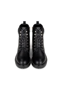 Un paio di stivaletti neri in pelle con lacci alla caviglia, dotati di cerniere laterali e suole robuste, mostrati frontalmente su uno sfondo bianco.