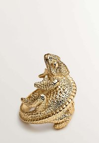 Anillo de oro en forma de cocodrilo con escamas texturizadas y detalles intrincados, que presenta un acabado pulido y un diseño tridimensional.