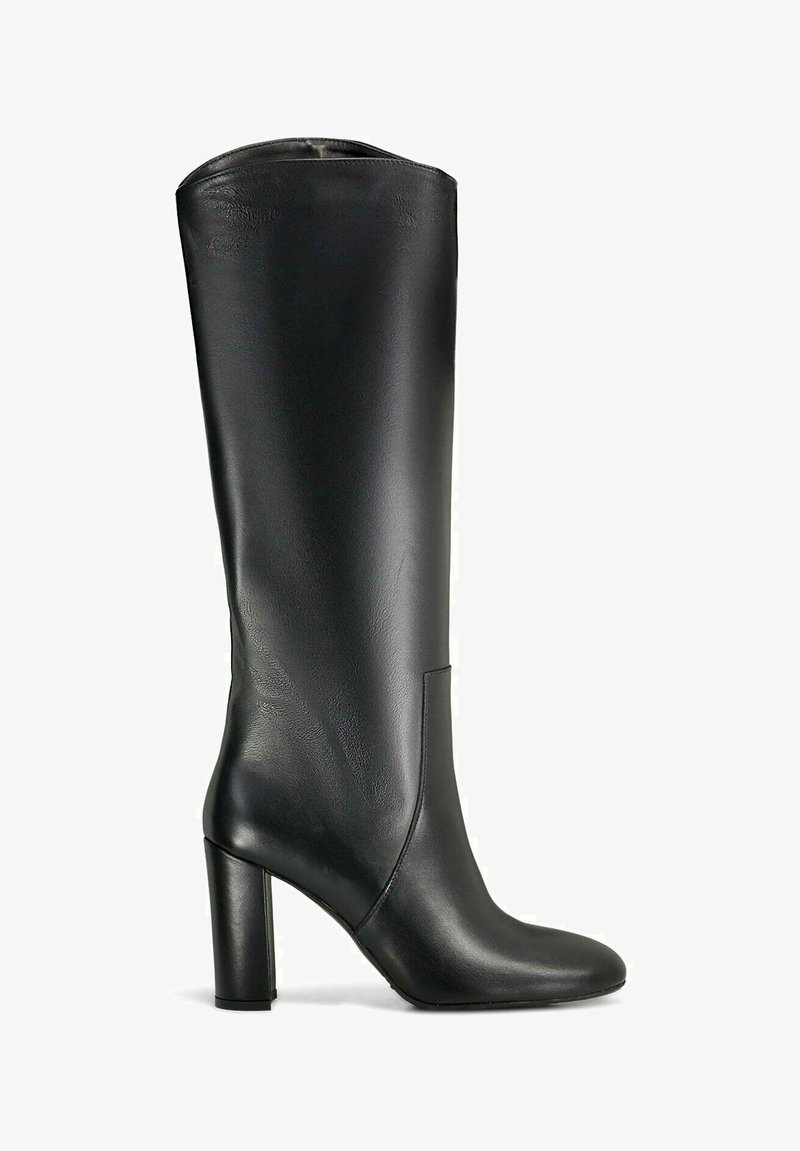 Stivale alto in pelle nera, con punta arrotondata e tacco a blocco alto, finitura liscia, senza lacci o decorazioni visibili.