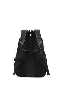 Zaino nero con motivi geometrici verdi e bianchi, schienale in rete imbottito, spallacci regolabili e dettagli di cucitura a contrasto.