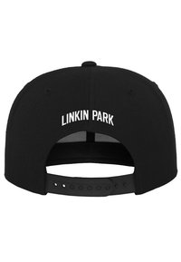 Căciulă snapback neagră cu text alb brodat "LINKIN PARK" pe spate. Textul este centrat, iar căciula are un finisaj din țesătură texturată.