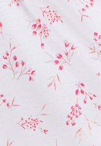 Tissu blanc avec un motif floral délicat comprenant des fleurs roses et des feuilles vert clair. Texture douce, apparence légèrement drapée.