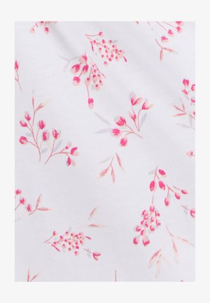 Tela blanca con un delicado patrón floral que presenta flores rosas y hojas verde claro. Textura suave, apariencia ligeramente drapeada.