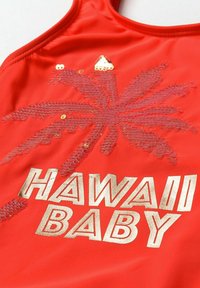 Débardeur rouge avec un design de palmier en sequins argentés et dorés, accompagné du texte "HAWAII BABY" en lettres métalliques audacieuses.