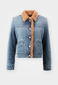 Džínová bunda s crop designem, se světlým texturovaným ovčím límcem a stříbrnými knoflíky, spolu s předními kapsami.