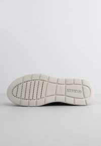 Sole in gomma bianca con motivo a grip testurizzato. Presenta fori di drenaggio e branding. Bordi lisci e costruzione robusta.