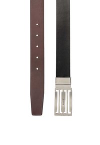 Cinturón de cuero marrón con un acabado suave, que cuenta con cinco agujeros de ajuste. Hebilla rectangular plateada con un diseño a rayas y logotipo grabado.