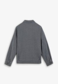 Chaqueta de mezclilla gris con cuello, mangas largas y puños abotonados. La vista trasera muestra una textura suave y un diseño minimalista sin patrones.