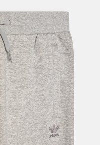 adidas Originals PANTS JUNIOR UNISEX - Tepláky - medium grey heather