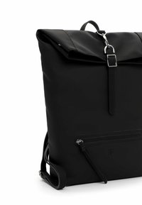 Schwarzer Rucksack aus glattem Material mit einem Rolltop-Design. Verfügt über einen silbernen Verschluss, verstellbare Träger und eine vordere Reißverschlusstasche.