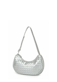 Strieborná tkaná kabelka s oblým tvarom, hladkou textúrou a jedným nastaviteľným remienkom. Má zipsové zapínanie na vrchu.