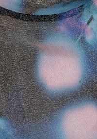 Tessuto nero con motivi astratti di blu chiaro e rosa, con una superficie strutturata che evidenzia profondità e sfumature.