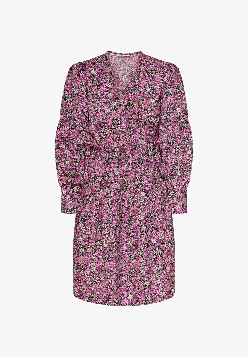 Robe florale avec un fond noir orné de fleurs roses et blanches, manches bouffantes longues, décolleté en V et taille froncée.