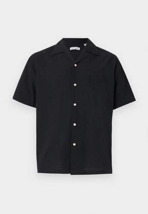 Μαύρο πουκάμισο με κοντά μανίκια, κατασκευασμένο από ελαφρύ ύφασμα, με μυτερό γιακά και έξι λευκά κουμπιά κατά μήκος της μπροστινής πλευράς.