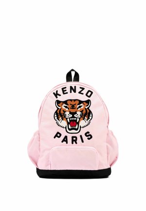 Mochila rosa con base negra, con un parche de tigre rugiente y el texto "KENZO PARIS" en la parte frontal.