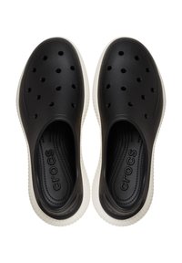 Czarne klapki Crocs z wieloma otworami wentylacyjnymi, teksturowaną podeszwą, gładkim wykończeniem i kontrastującą białą krawędzią. Logo wytłoczone na wkładce.