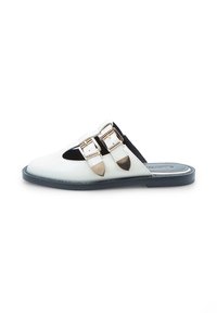 Sandalia blanca de tipo slip-on con punta abierta, doble hebilla dorada, acentos de tela negra y suela plana negra. Textura de cuero suave.