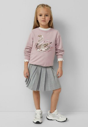Lichtroze sweatshirt met een pailletten zwaan ontwerp, gecombineerd met een grijze geplisseerde rok en witte sneakers. Glad materiaal, casual pasvorm.