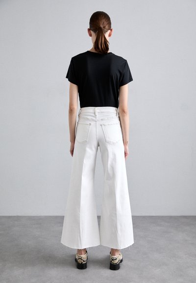 FRAME LE PALAZZO CROP RAW FRAY - Flared Jeans - white