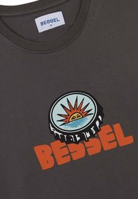 Camiseta de algodón de color gris oscuro con un logo redondo que presenta un diseño de sol y ola, y texto en negrita de color naranja que dice "BESSEL."