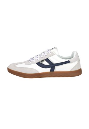 Zapatilla blanca de caña baja con detalles en ante beige, rayas laterales azul marino, cordones blancos con texto y suela de goma marrón.