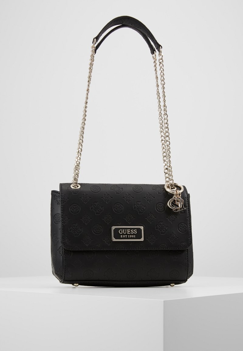 Zwarte synthetische handtas met geperst logopatroon, zilveren kettingband en een metalen merkembleem. Voorzien van een klep met sluiting en een gladde textuur.