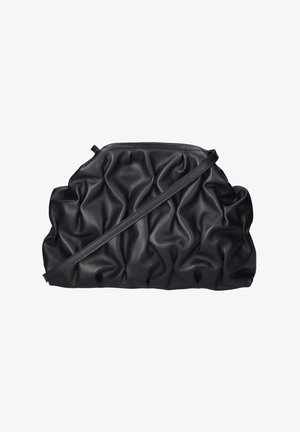 Zwarte handtas van textuurleer met een geplooid ontwerp, een ritssluiting en een dunne verstelbare schouderriem.