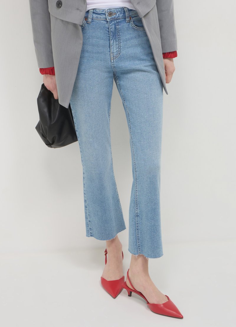Calliope CROPPED - Jeans a zampa - blu denim medio