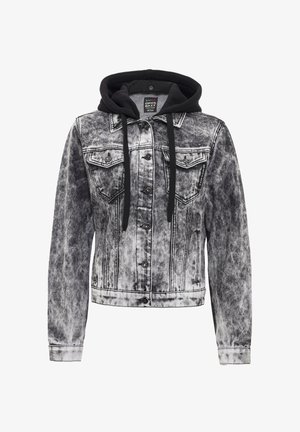 Vervaagde zwart-wit denimjack met een capuchon, met knoopsluitingen, borstzakken en contrasterende zwarte trekkoorden.