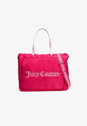 Sac fourre-tout en nylon rose avec deux poignées supérieures et une bandoulière réglable. Il présente une grande poche avant avec le logo "Juicy Couture" en broderie blanche.