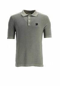 Polo en maille vert clair à manches courtes avec trois boutons et petit logo noir sur la poitrine gauche.