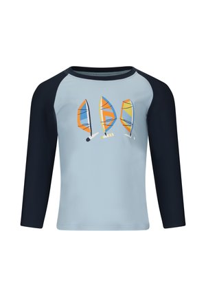 Lichtblauw en marineblauw shirt met lange mouwen en drie kleurrijke zeilbootgrafieken op de voorkant.