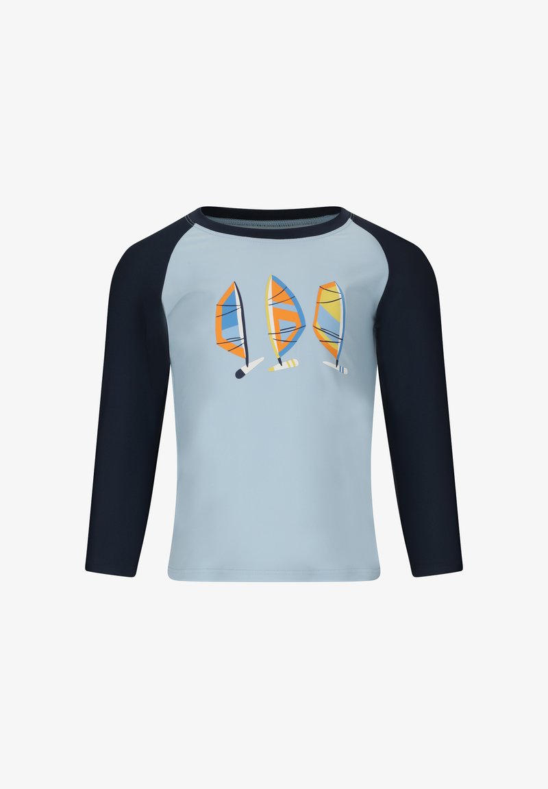 Chemise à manches longues bleu clair et bleu marine avec trois graphiques colorés de voiliers sur le devant.