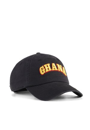 Casquette de baseball noire à visière courbée brodée de "GHANA" en grandes lettres jaunes bordées de rouge.