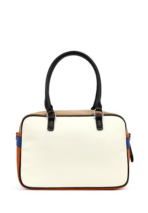 Bolso rectangular con parte frontal blanca, parte superior y base marrones, lados azul y naranja, y dobles asas negras.