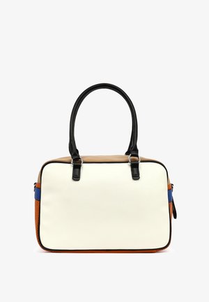 Bolso rectangular con parte frontal blanca, parte superior y base marrones, lados azul y naranja, y dobles asas negras.