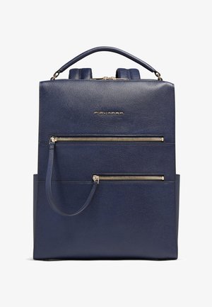 Mochila de cuero azul oscuro con dos cremalleras doradas en la parte frontal, asa superior, correas para los hombros y logotipo de la marca en letras doradas centrado encima del bolsillo.