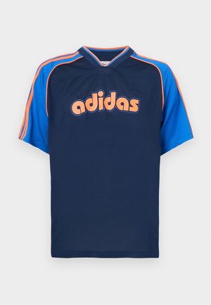 Granatowa sportowa koszulka z jasnoniebieskimi rękawami, pomarańczowymi paskami i napisem „adidas” pogrubioną pomarańczową czcionką na piersi.