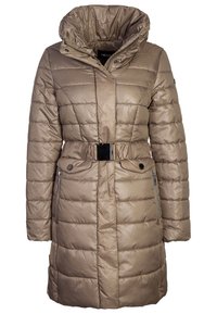 Beżowa kurtka puchowa o pikowanym wzorze, z przerośniętym kapturem, paskiem w talii i dwiema kieszeniami na zamek z boku. Gładka, błyszcząca tkanina.