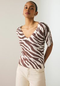 Next V-NECK GEM - Potiskana majica - brown and white zebra animal