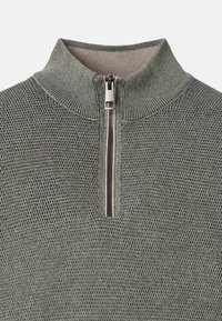 Grön stickad pullover med en kvartslång dragkedja, med ett texturerat mönster och strukturerad krage, designad för komfort och värme.
