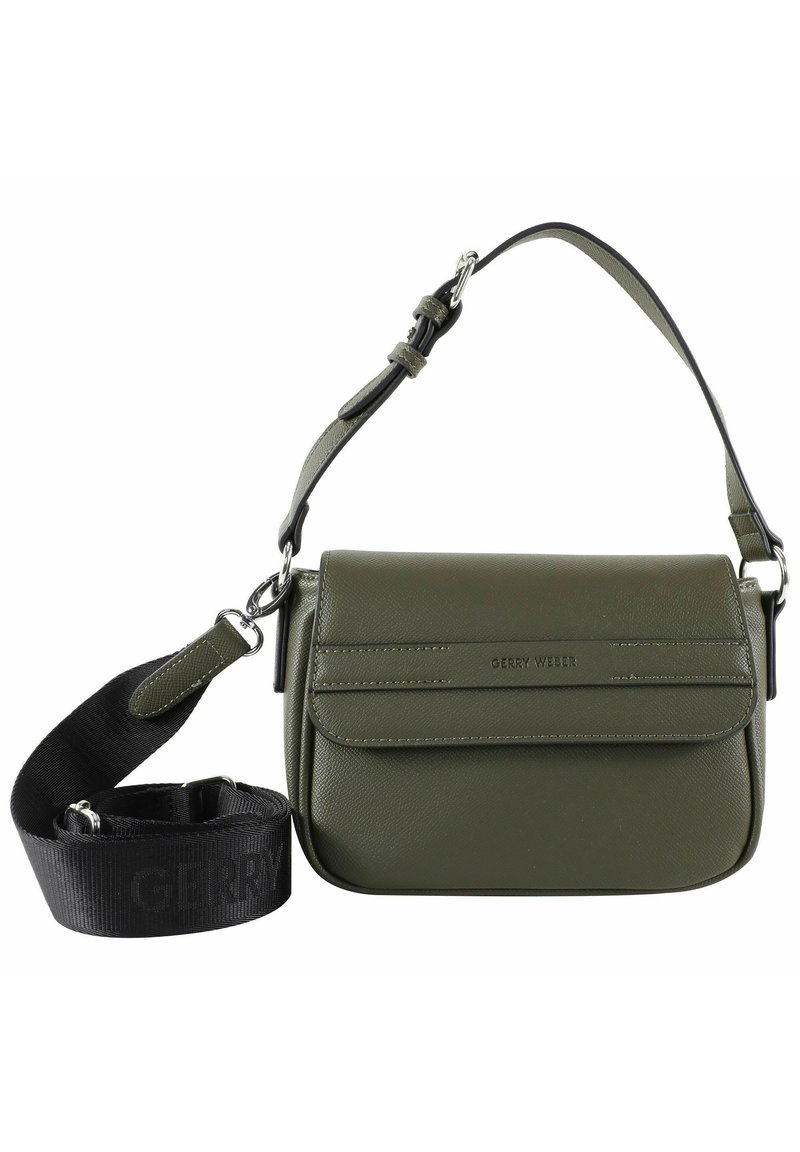 Borsa in pelle verde oliva con chiusura a patta, dotata di una tasca frontale e tracolla nera rimovibile con dettagli a marchio.