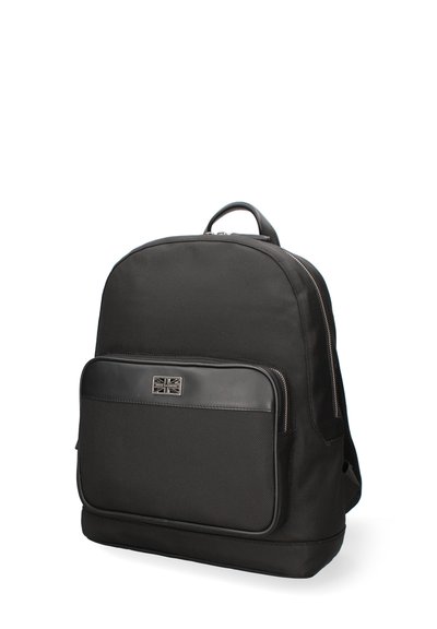 Zaino in tessuto nero con tasca anteriore in pelle liscia, superiore rotonda, hardware argentato e un accentuato logo.